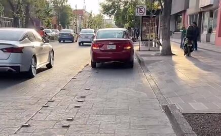 Ciclistas denuncian invasión de ciclovía en Avenida Carranza; acusan que autoridades los ignoran