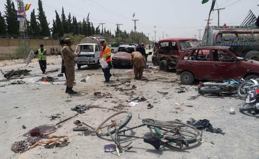  Mueren más de 30 en atentado cerca de colegio electoral en Pakistán