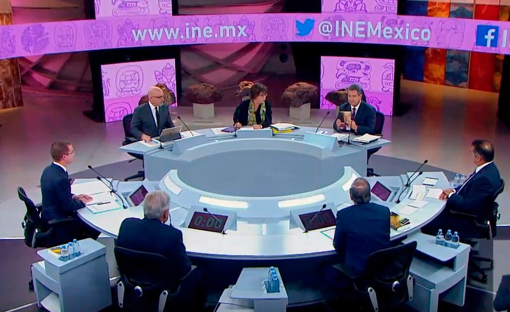 Besos, celulares y Elba Esther, las frases del último debate