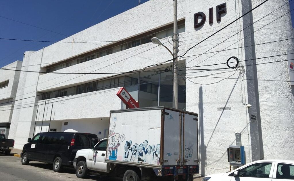 Encargadas y trabajadoras de estancias infantiles protestan afuera del DIF en SLP