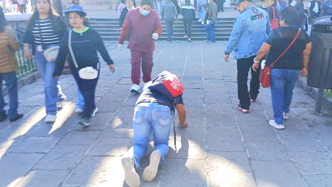 Devotos caminan de rodillas rumbo al Santuario de Guadalupe de SLP