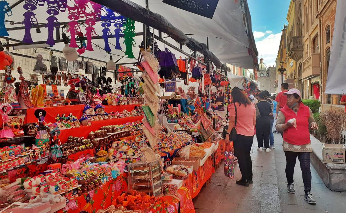 Como cada año, pabellón de dulces típicos de Día de Muertos se instala a un lado de la Catedral de SLP