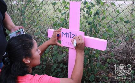 Colocan cruz en honor a Mitzi