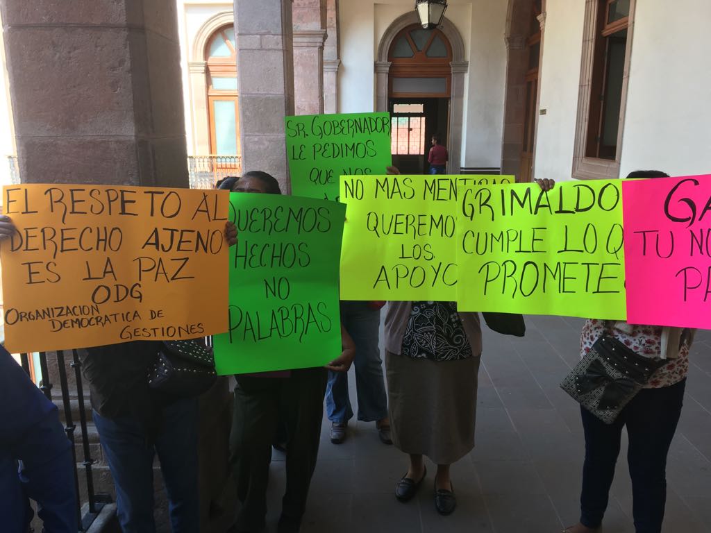Zaragocenses se manifiestan en Palacio de Gobierno