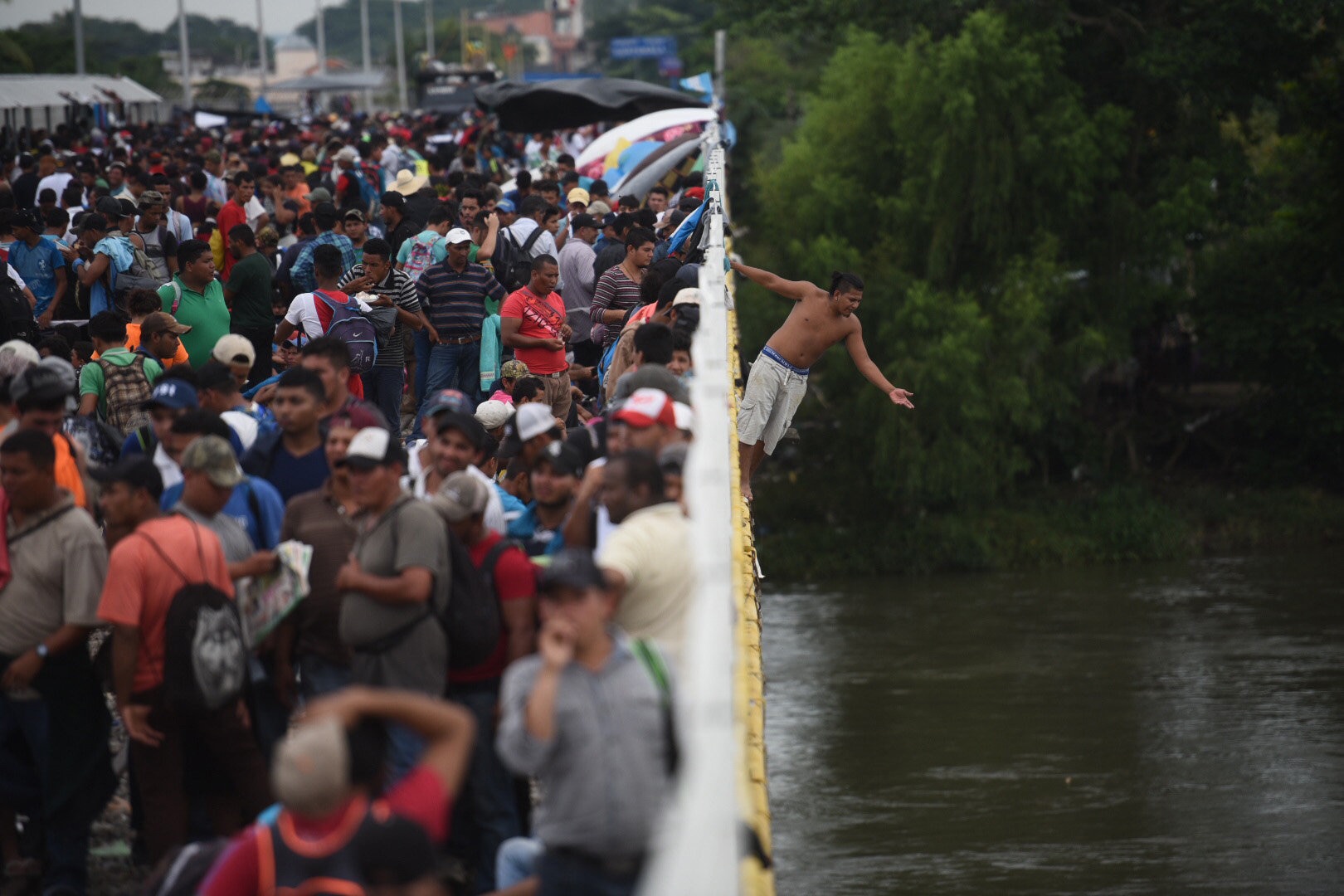 Migrantes se lanzan al Río Suchiate en su intento por ingresar a México