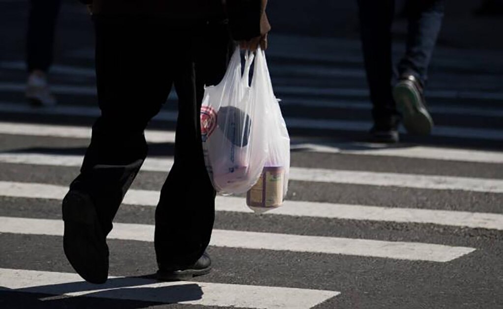 Las bolsas de plástico utilizadas para verduras o carne cruda quedarían exentas de la prohibición Foto:AP