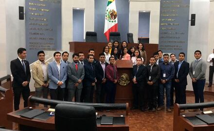 Familiares y conocidos de diputados participan en simulacro legislativo 