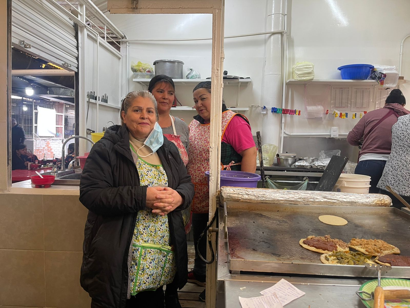 La entrega de doña Lucha (primer plano) ha sido clave para que su negocio prospere. Foto: Nancy Lizet Hernández EL UNIVERSAL