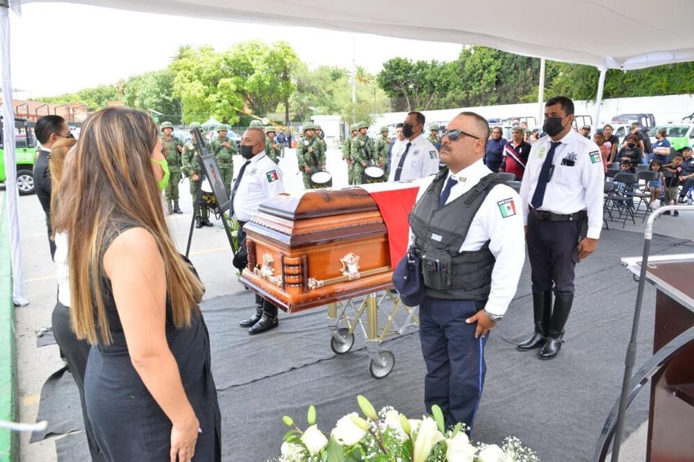 Entre aplausos y pase de lista, despiden a policía asesinado en Soledad. Foto: Especial