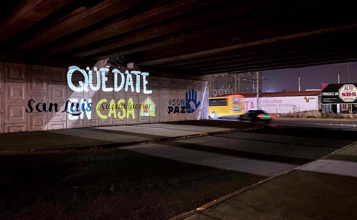 Las frases proyectadas por "Sr. Crisis" también fueron percibidas en lugares como los pasos peatonales de la avenida Salvador Nava. Foto: Especial