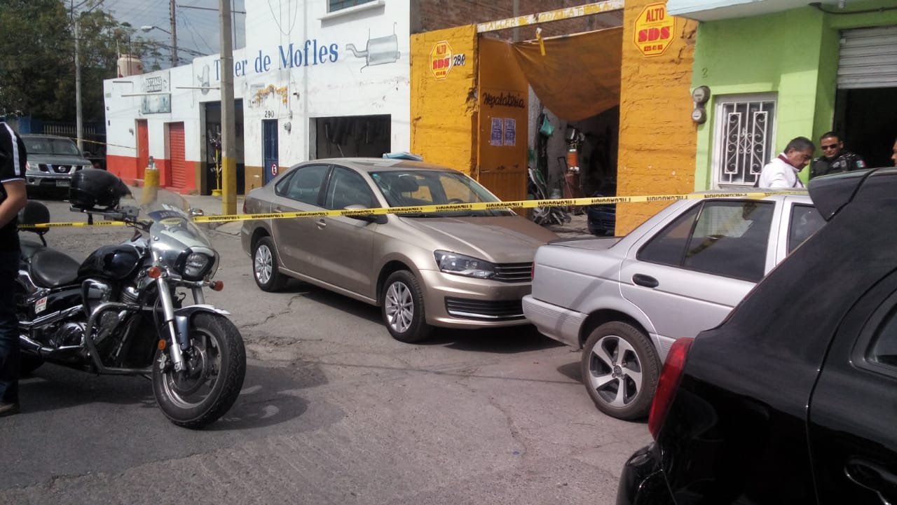 Balean a hombre en taller mecánico 