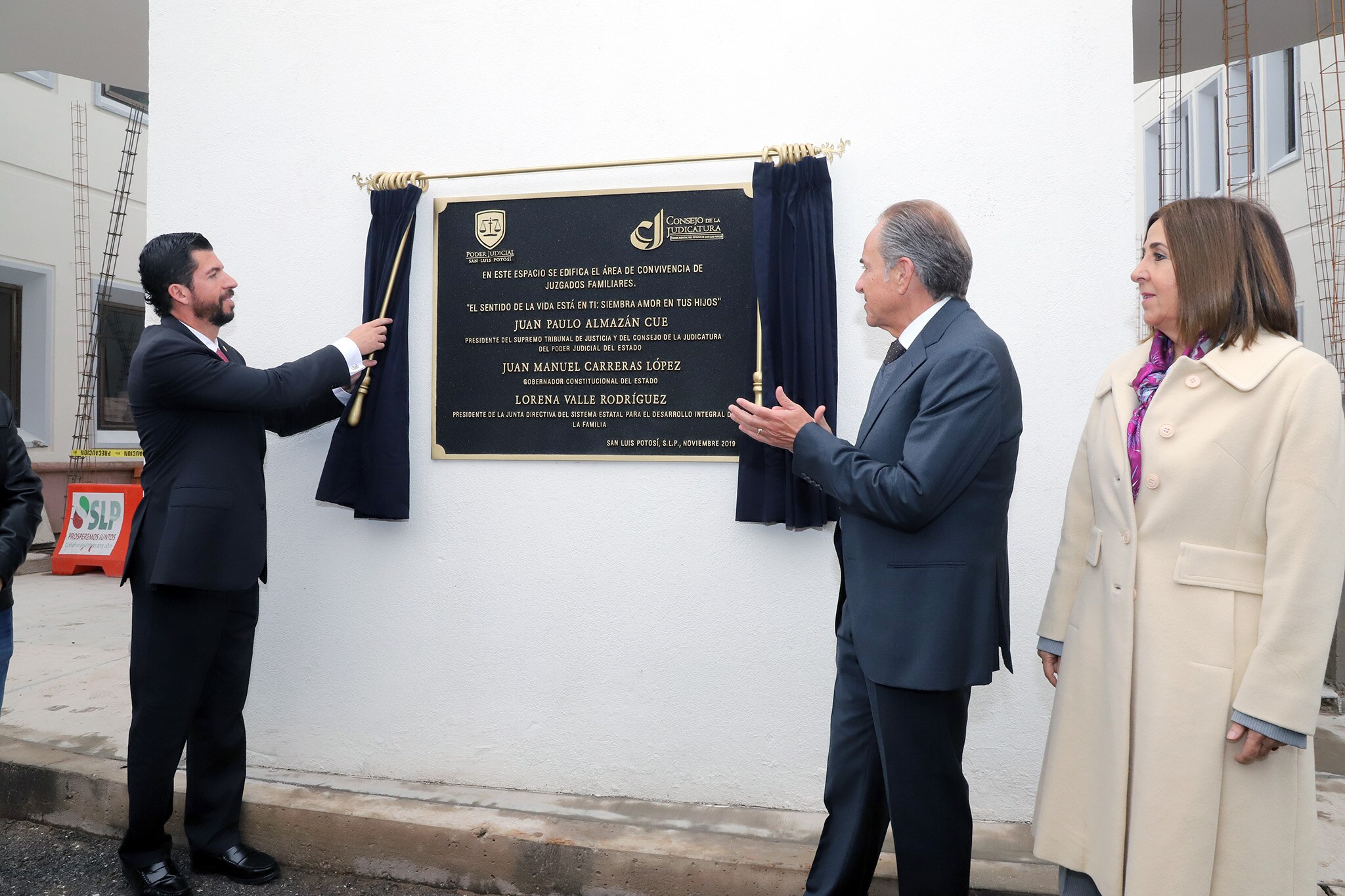   Develan placa por inicio de construcción de área para menores de edad en Ciudad Judicial