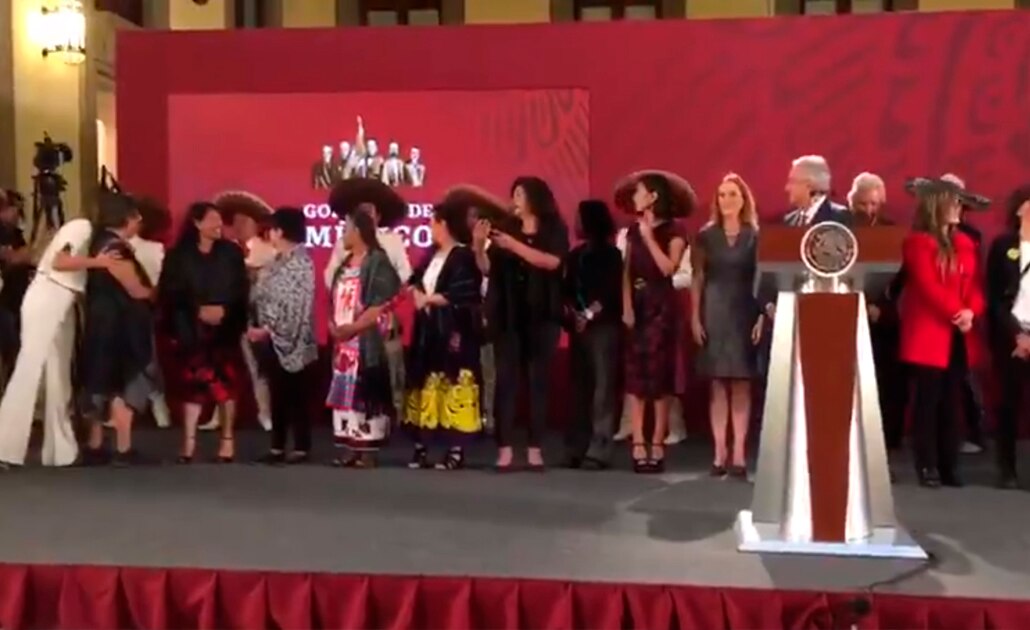 AMLO festeja a las madres con mariachi y chocolate