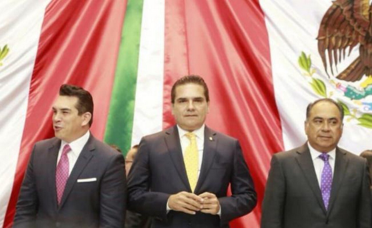 El gobernador de Campeche, Alejandro Moreno Cárdenas (i); el de Michoacán, Silvano Aureoles (c) y el de Guerrero, Héctor Astudillo, en la Cámara de Diputados. FOTO: @Silvano_A