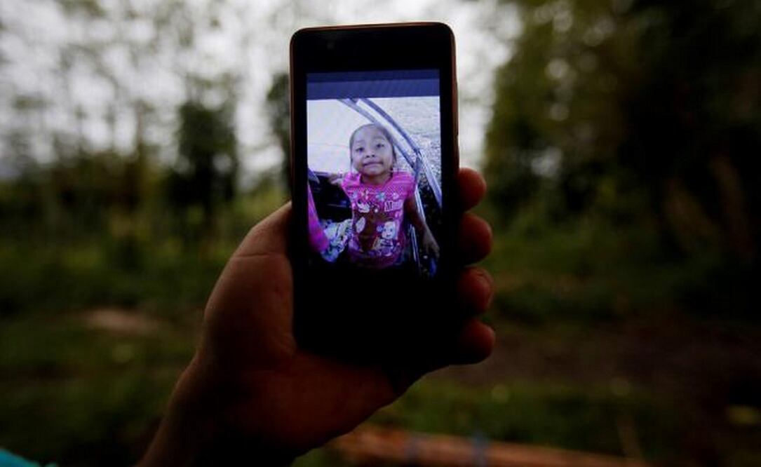 Un familiar de Jakelin, una niña de 7 años quien murió la semana pasada en la frontera de EU muestra una fotografía de la niña (Foto: EFE)
