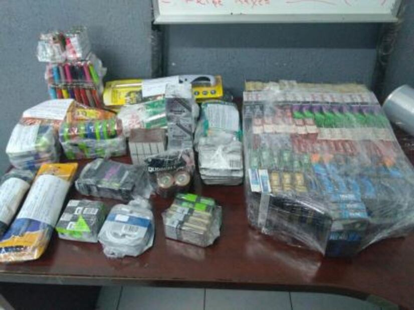 Detienen a dos por asalto en tienda de conveniencia 
