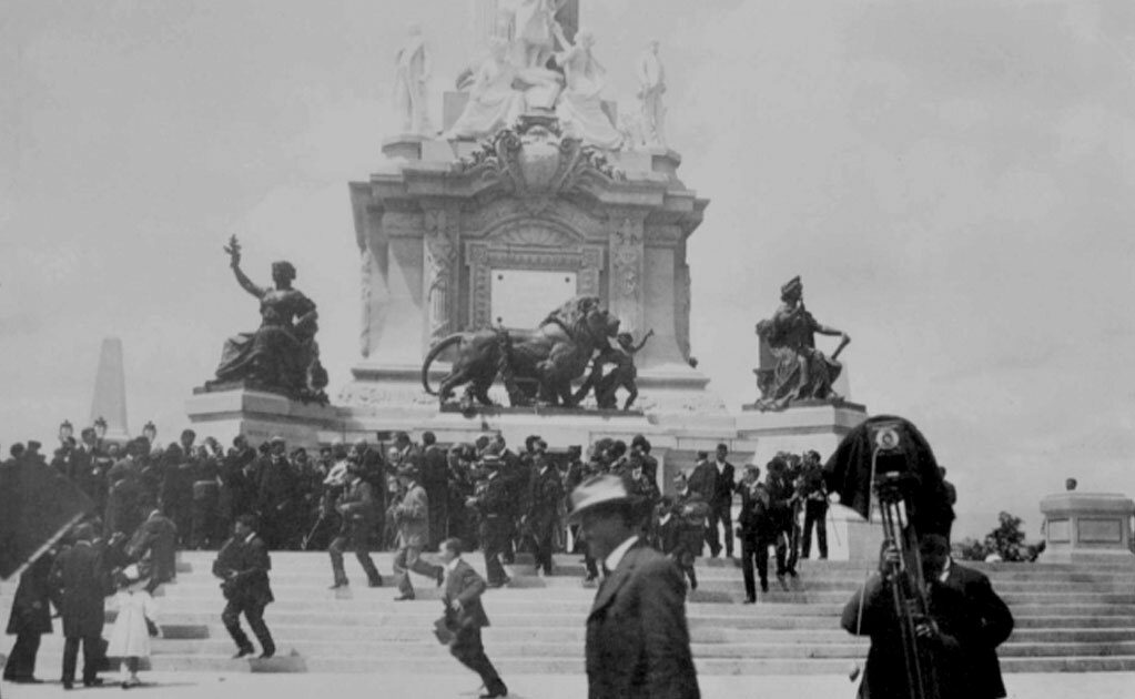 Cuando 20 mil soldados trasladaron los restos de los héroes de la Independencia al Ángel