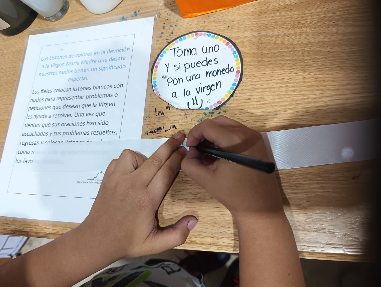 Las personas escriben sus "nudos" en listones para que la Virgen les ayude a desatarlos o resolverlos