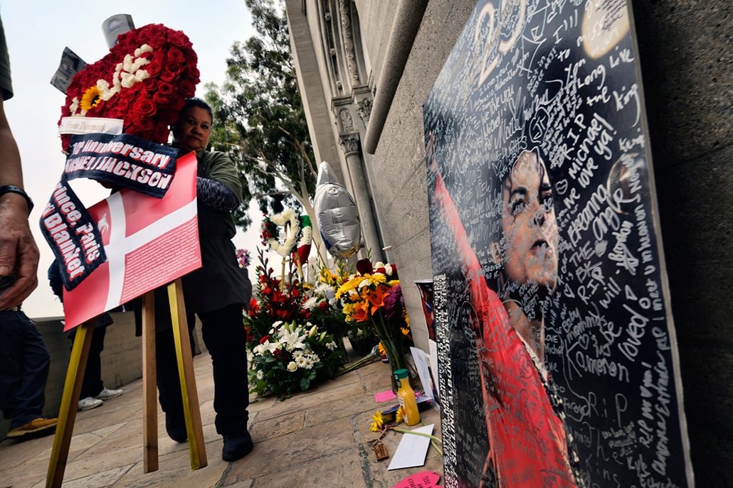 Fans honran a Michael Jackson a 10 años de su muerte
