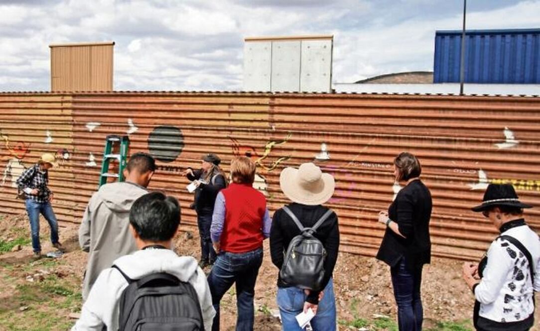 Grupos de turistas de Estados Unidos pagan 25 dólares para cruzar hacia Tijuana y poder ver desde ese lado de la frontera los prototipos del muro. Foto: JORGE DUENES. REUTERS