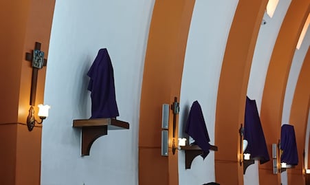¿Por qué se cubren los santos en las iglesias en Semana Santa? 