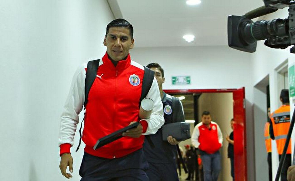 Imago7. Carlos Salcido llegando al Estadio Akron previo al Clásico Nacional