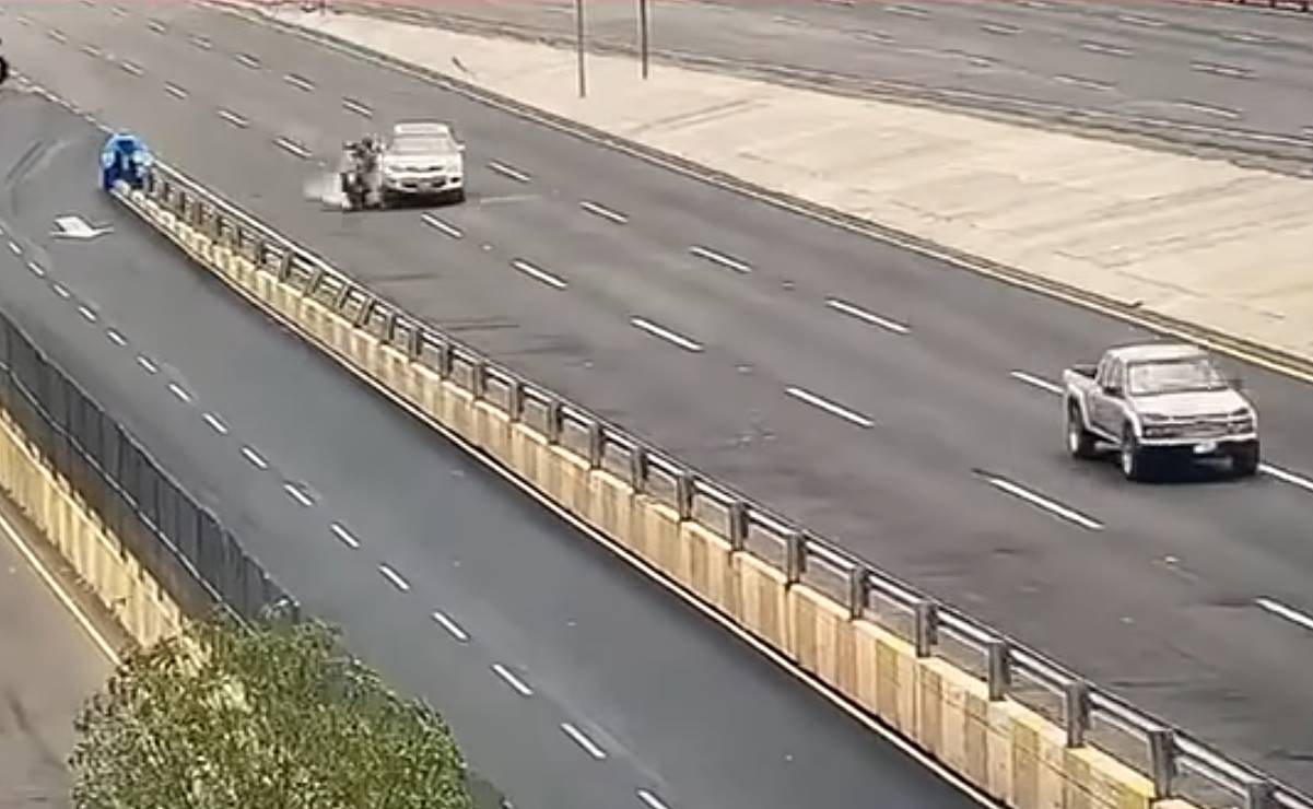 VIDEO: Automovilista embiste a presuntos ladrones en moto sobre la Carretera 57