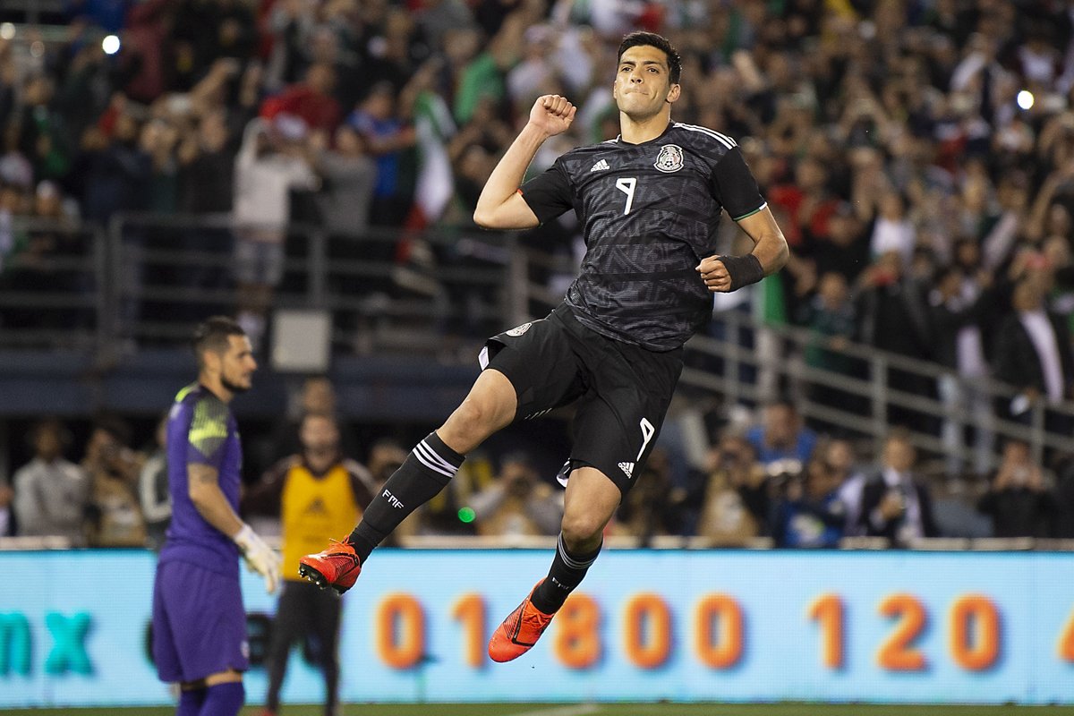 México vence 3-1 a Chile en debut del "Tata"