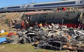 SRE externa condolencias a España tras choque de trenes; suman 64 fallecidos por accidente ferroviario