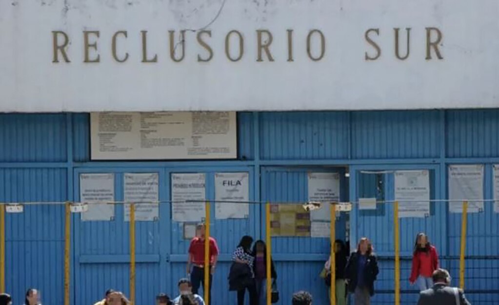 En fuga de reos del Reclusorio Sur tuvo que haber complicidad de custodios: López Obrador