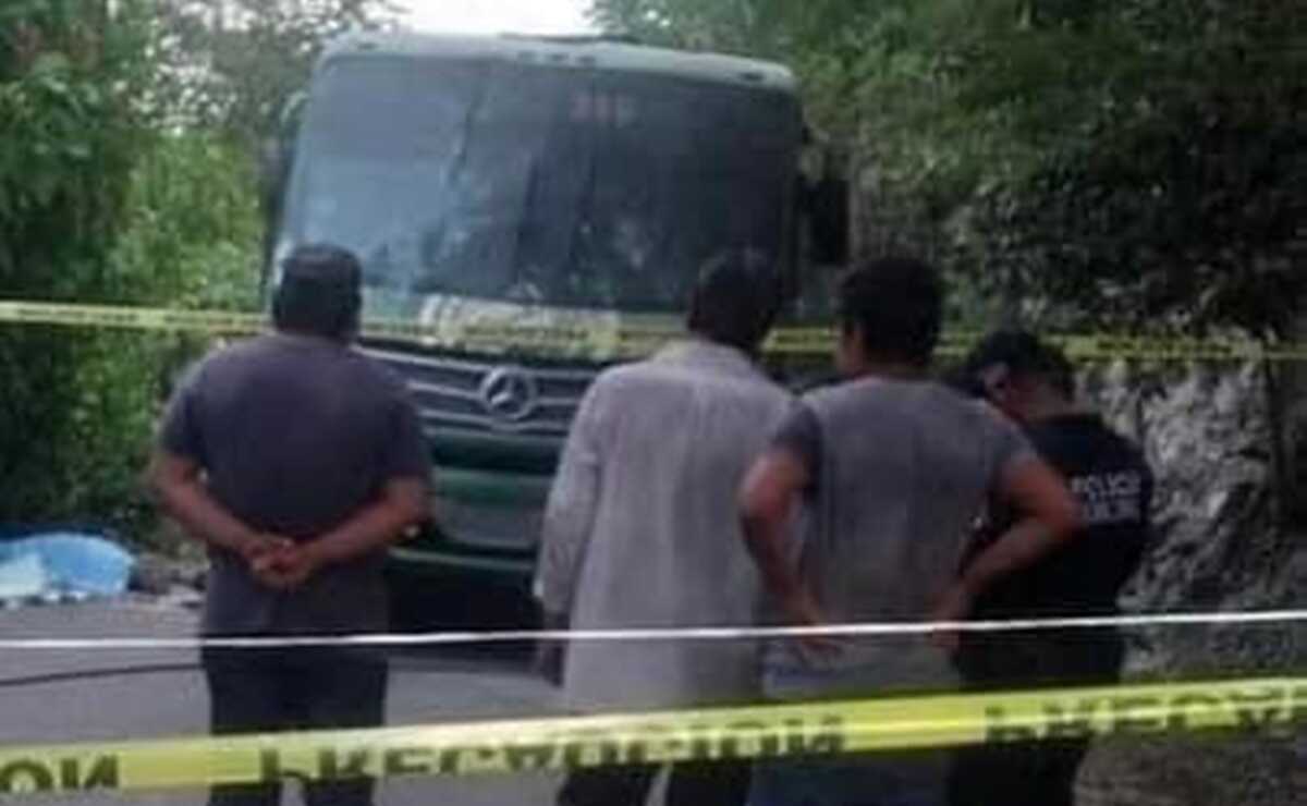 Cables colgando de CFE causan descarga a autobús de pasajeros en Aquismón; hay dos muertos