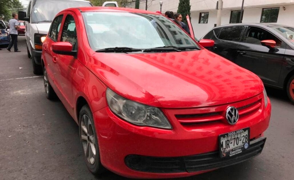 Policía asegura auto en el que huyeron asaltantes de la Casa de Moneda