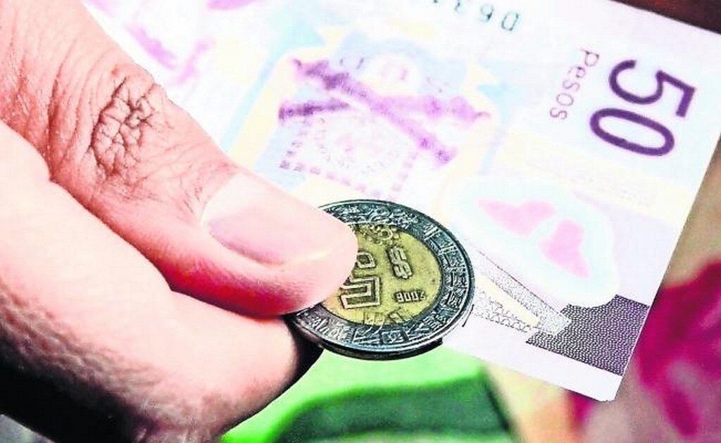  Aumento al salario y precios de gasolinas congelados, favorecen a AMLO: analistas