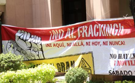 Manifestantes invaden Congreso, piden protección contra el fracking