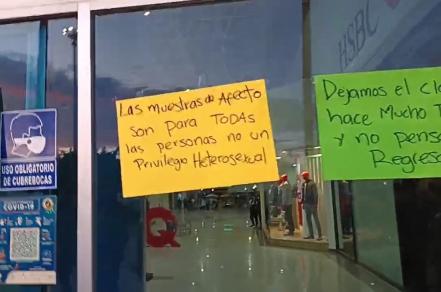 Con besos, abrazos y pancartas, comunidad LGBT+ exige alto a la homofobia en plaza Tangamanga