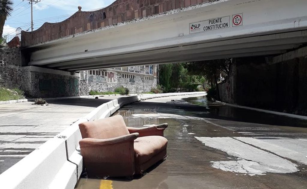 Muebles, colchones y toneladas de basura, colapsan drenajes y colectores en SLP