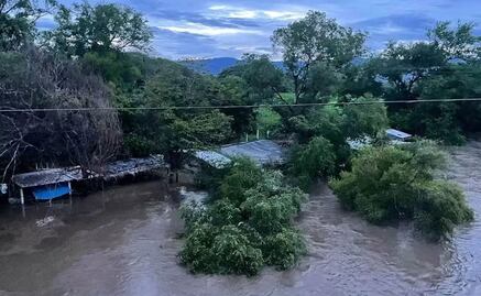 Lluvias inundan pesquerías de Tapanatepec, Oaxaca; autoridades exhortan a la población a irse a refugios