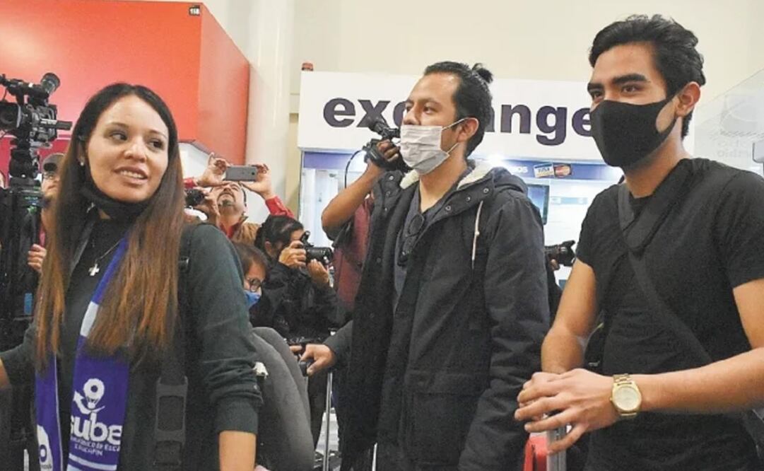 Liz Anel Cruz (izq.) fue una de los estudiantes mexicanos que fueron repatriados de China hace dos días, ya que los jóvenes no podían comprar un boleto de avión, cuyo costo alcanza los 40 mil pesos. Foto: ESTEBAN ORTEGA. EFE