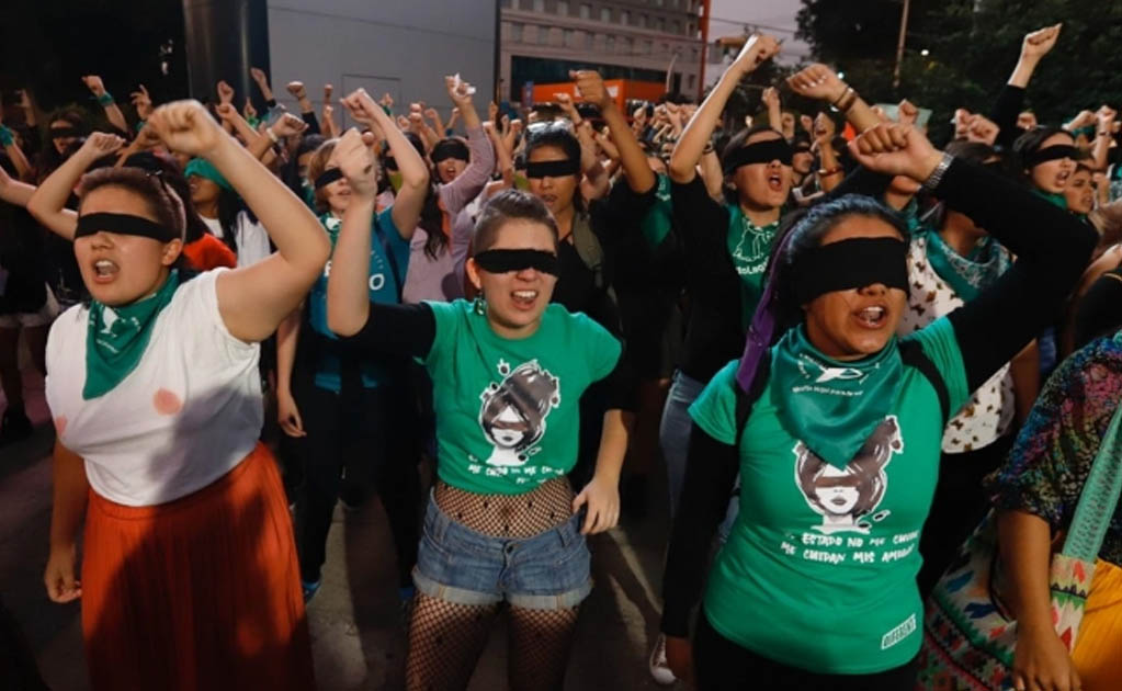 Feministas se manifiestan y queman libros en la FIL Guadalajara