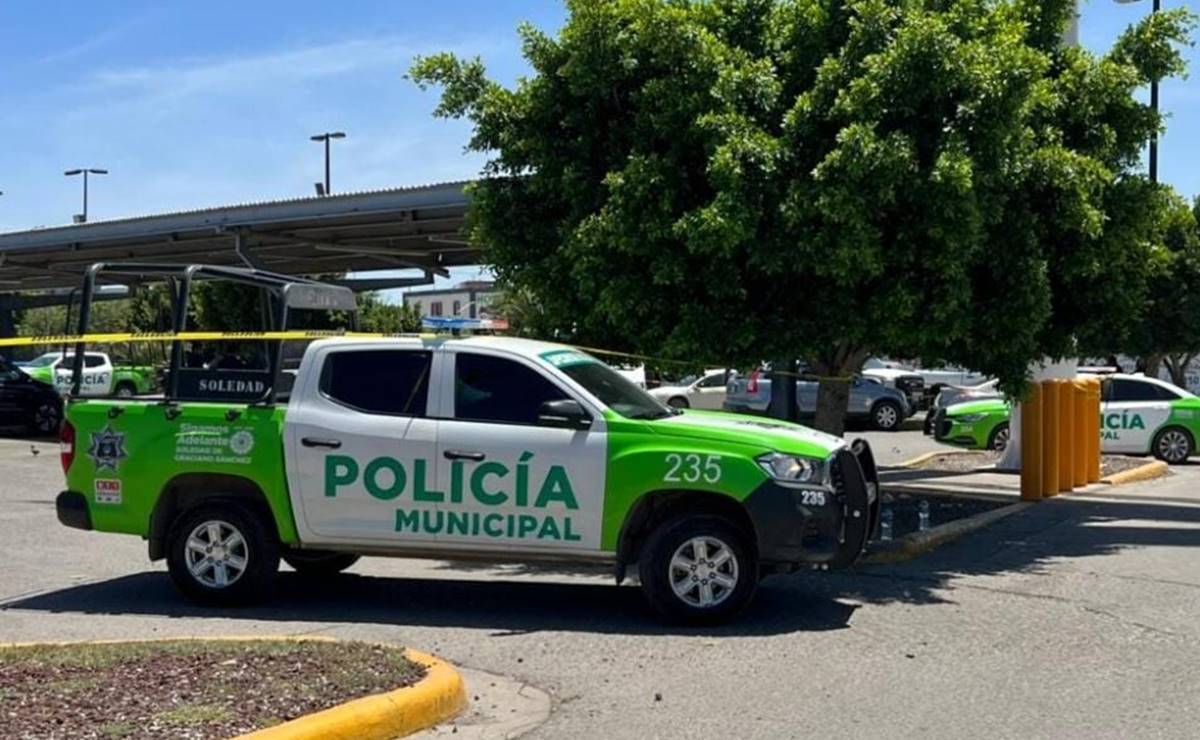 Asesinan a balazos a hombre en estacionamiento de centro comercial de Soledad