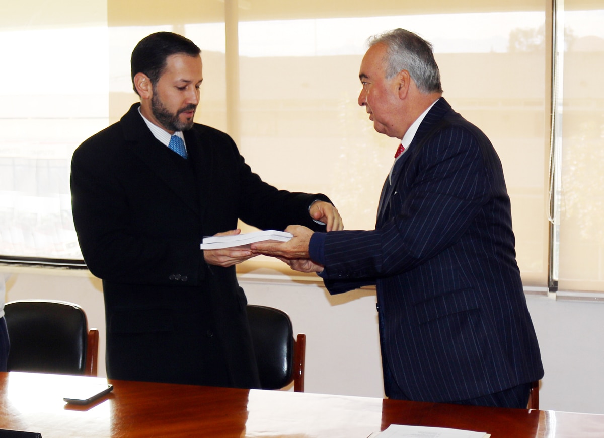 Entregan ley estatal de transparencia traducida al Tének y Náhuatl