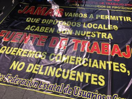 Rechazan ley que prohíbe la venta de pirotecnia por parte de vendedores