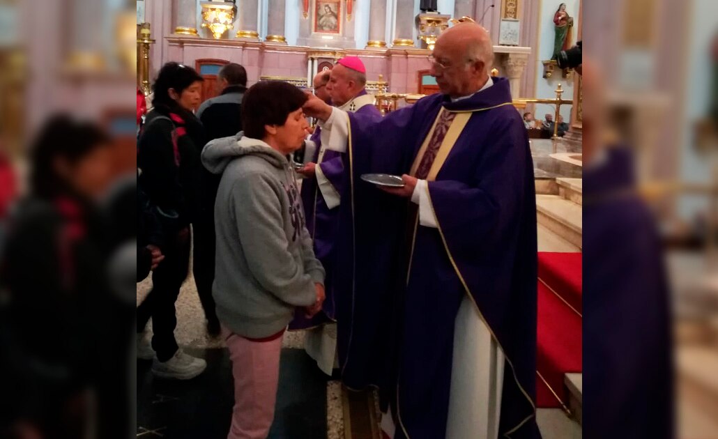 Fieles católicos asisten a toma de ceniza