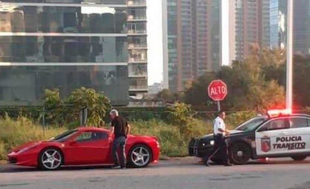 Detienen a 'Tuca' Ferretti en su regreso a Monterrey