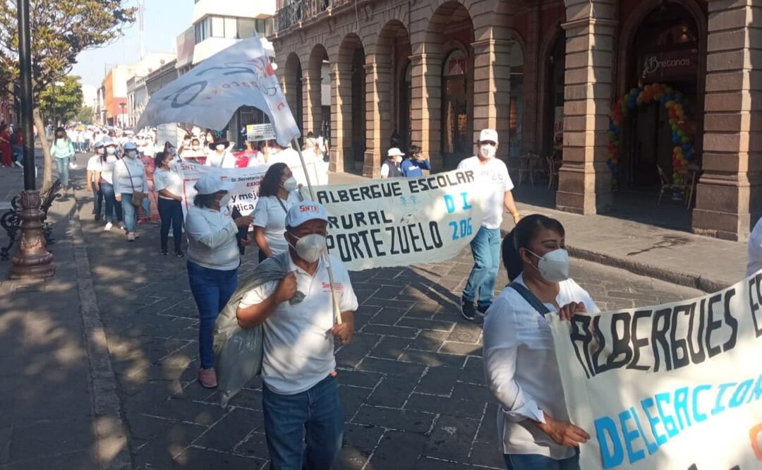Los trabajadores de la educación ataviados de blanco, recalcaron la exigencia al mandatario potosino para que se cumplan los compromisos que se han hecho en las mesas de trabajo. Foto: Samuel Estrada