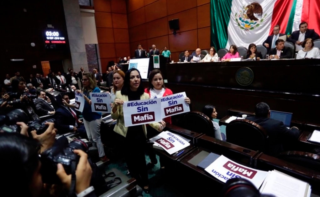 Inician diputados debate de leyes educativas entre gritos y empujones