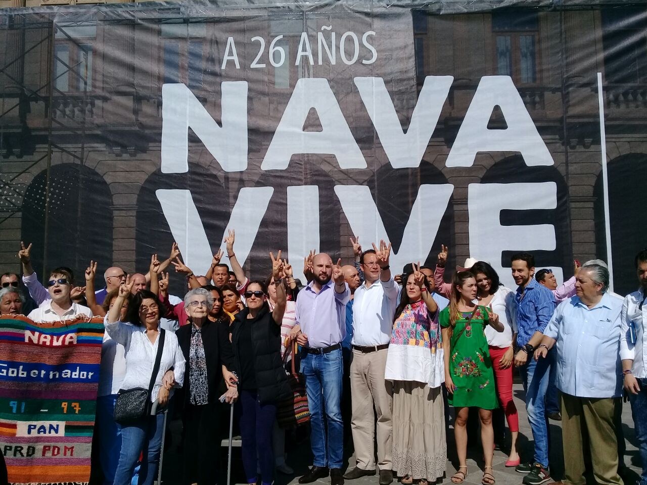 A 26 años de la partida del Dr. Salvador Nava, presentan manta conmemorativa