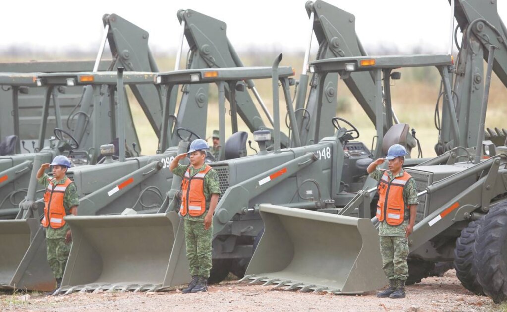 AMLO da 13 tareas civiles a militares