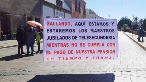 Otra vez, jubilados y docentes de telesecundaria bloquean calles de SLP; exigen pagos en tiempo y forma