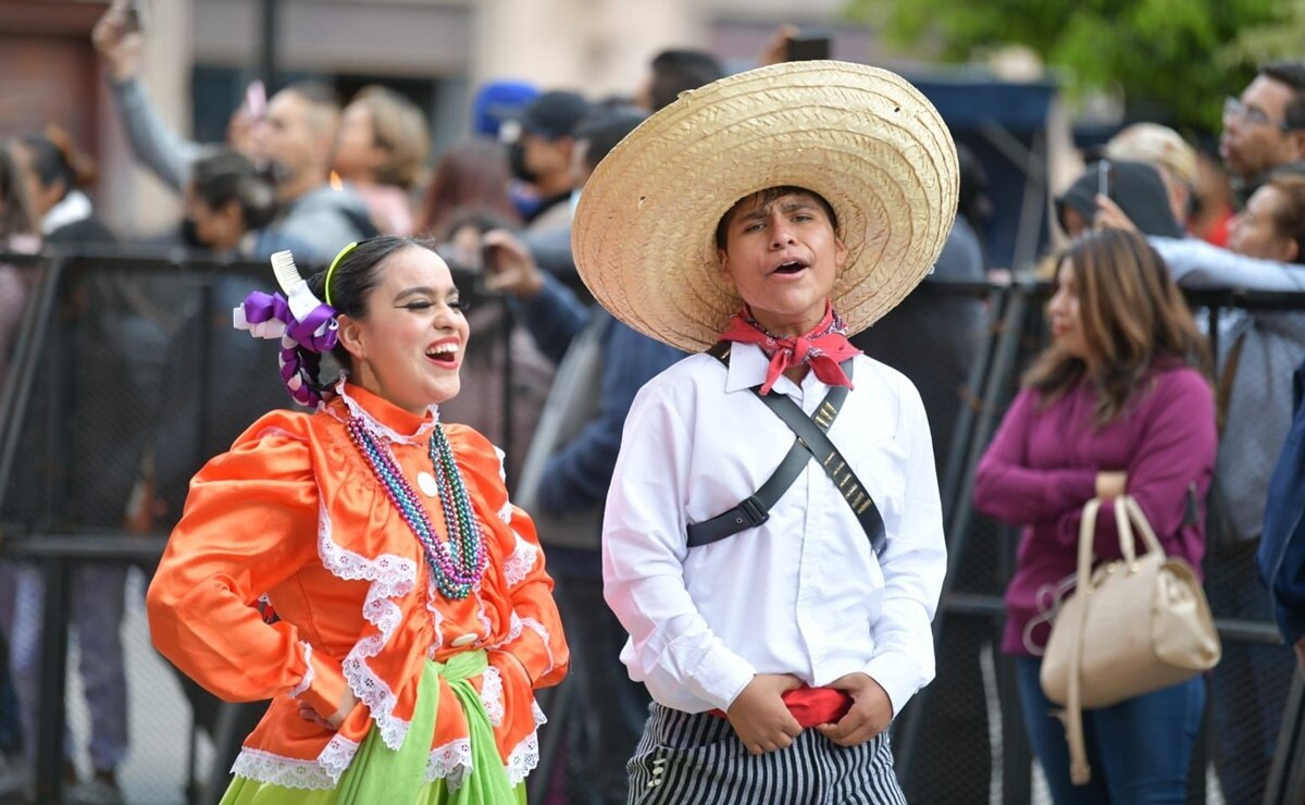 Más de 3 mil personas viven el desfile de la Revolución en calles del Centro Histórico de SLP